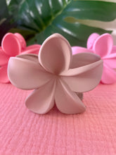 Load image into Gallery viewer, Plumeria Hair Clip